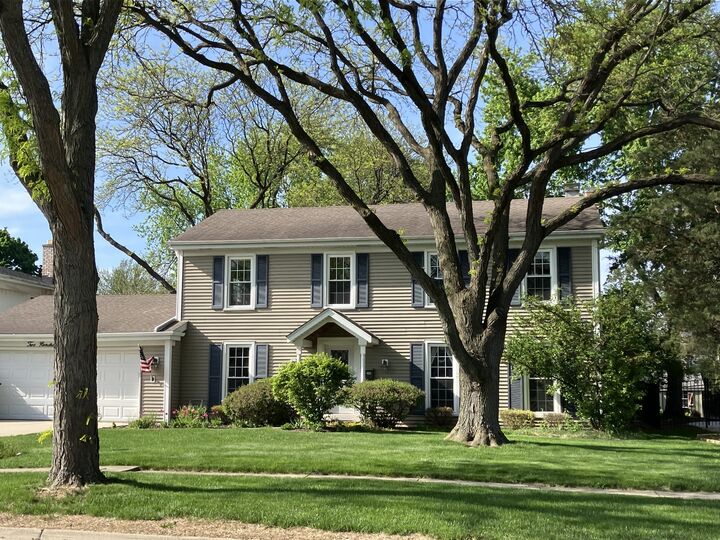 Property Photo:  220 White Fawn Trail  IL 60516 
