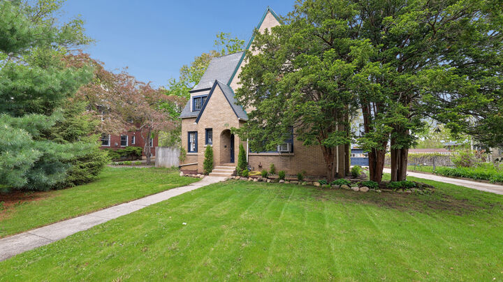 Property Photo:  726 W Highland Avenue  IL 60123 