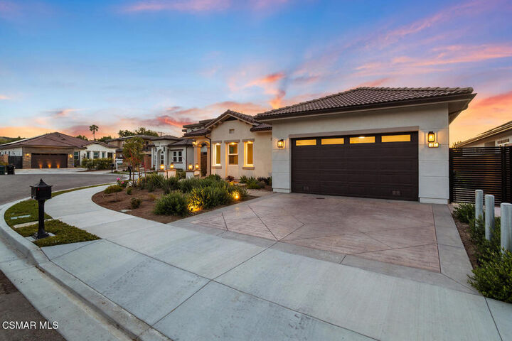 Property Photo:  327 Toyon Court Court  CA 91362 