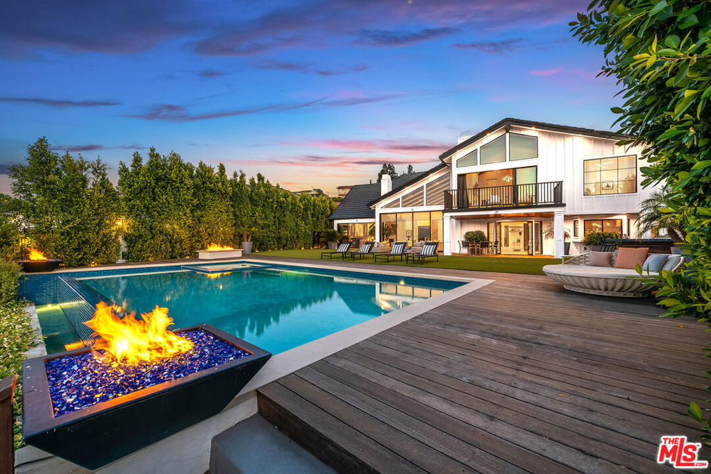 Property Photo: 3915 Vista Linda Drive CA 91316