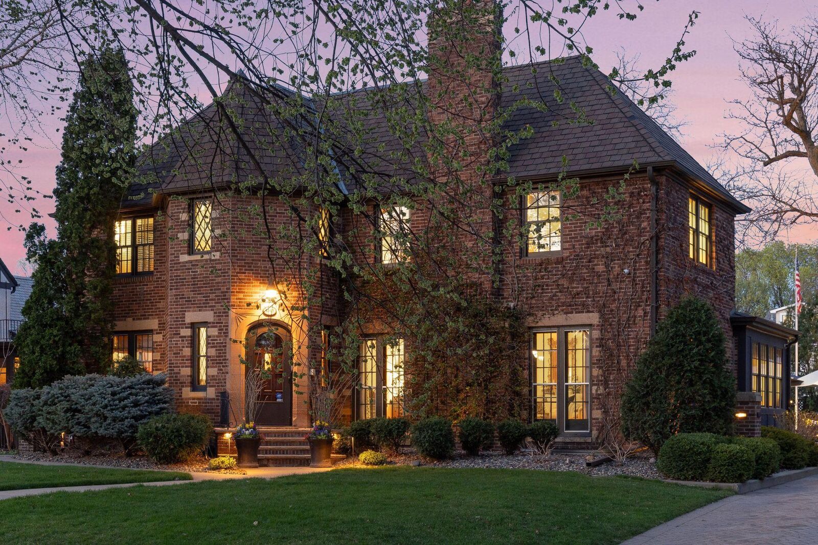 Property Photo:  4513 Edina Boulevard  MN 55424 