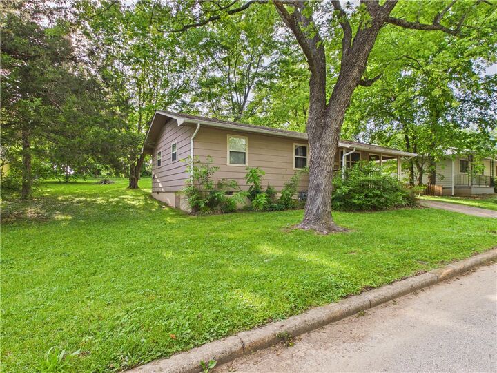 Property Photo:  804 N Robinson  AR 72601 