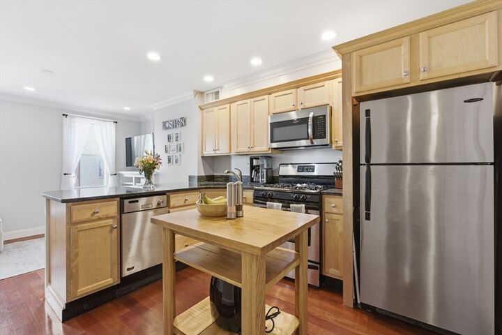 Property Photo:  523 E 2nd St 5  MA 02127 