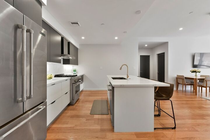 Property Photo:  531-533 E 2nd St 201  MA 02127 