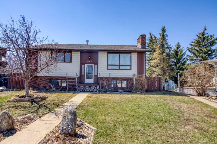 Property Photo: 640 McCulloch Crescent AB T0M 1B0