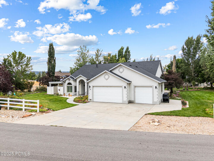 Property Photo: 605 Aspen Road UT 84036