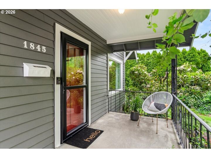 Property Photo:  1845 SE Reedway St  OR 97202 