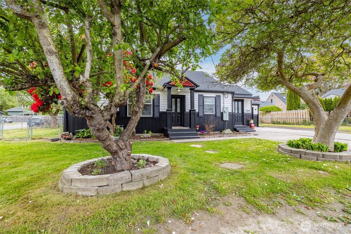 Property Photo:  1229  Harrison Street  WA 98273 