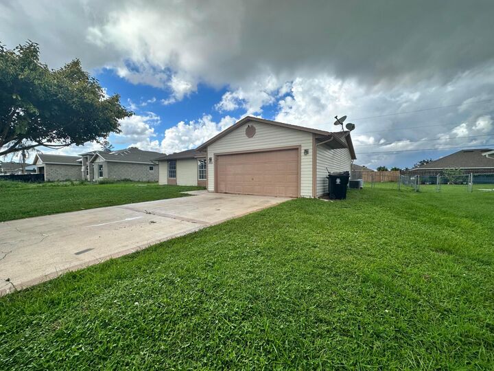 Property Photo: 1021 SW Dubois Avenue FL 34953