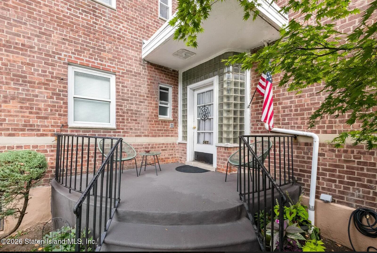 Property Photo: 565 Castleton Avenue 2B NY 10301