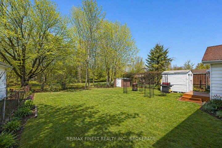 Property Photo: 676 Laurier Boulevard ON K6V 5X8