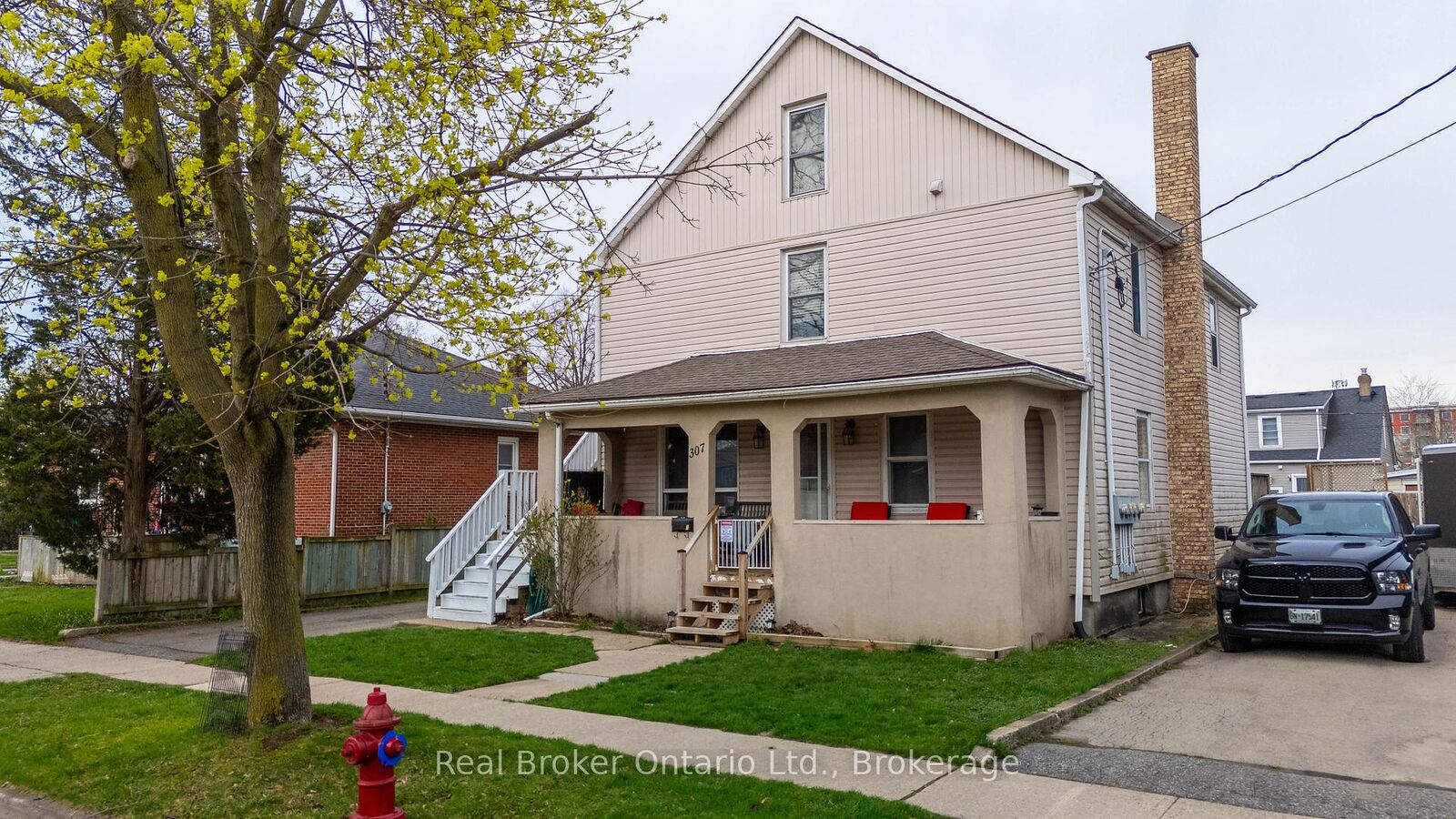 Property Photo: 307 Wallace Avenue S ON L3B 1R8