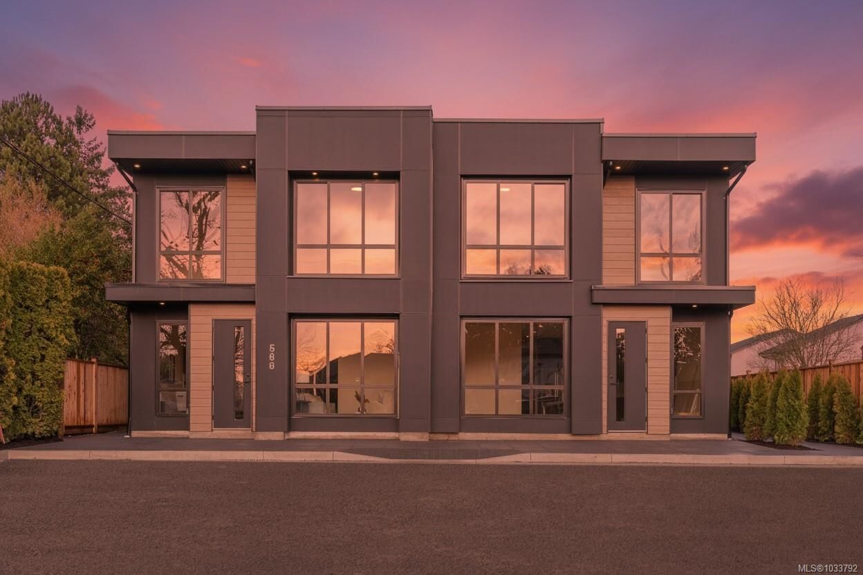 Property Photo:  588 Whiteside St 2  BC V8Z 1Y6 