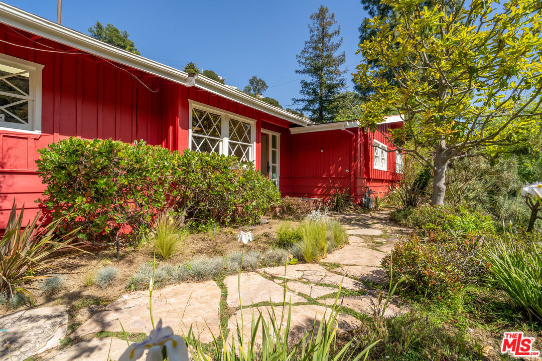 Property Photo:  2524 Laurel Pass  CA 90046 