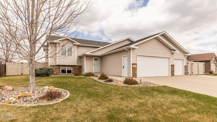 Property Photo:  1802 4th Avenue SW  ND 58554 