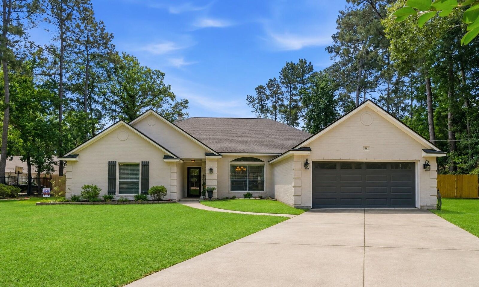 Property Photo: 14 E Forest Court TX 77384