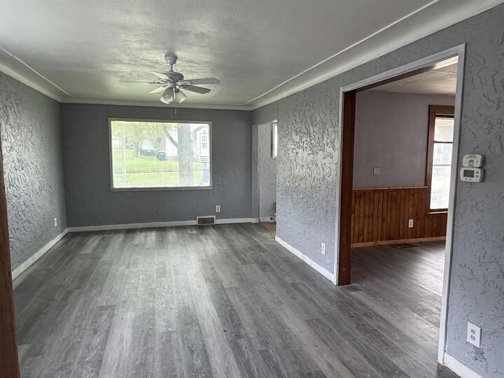 Property Photo:  20 5th Ave SE  IA 50662 