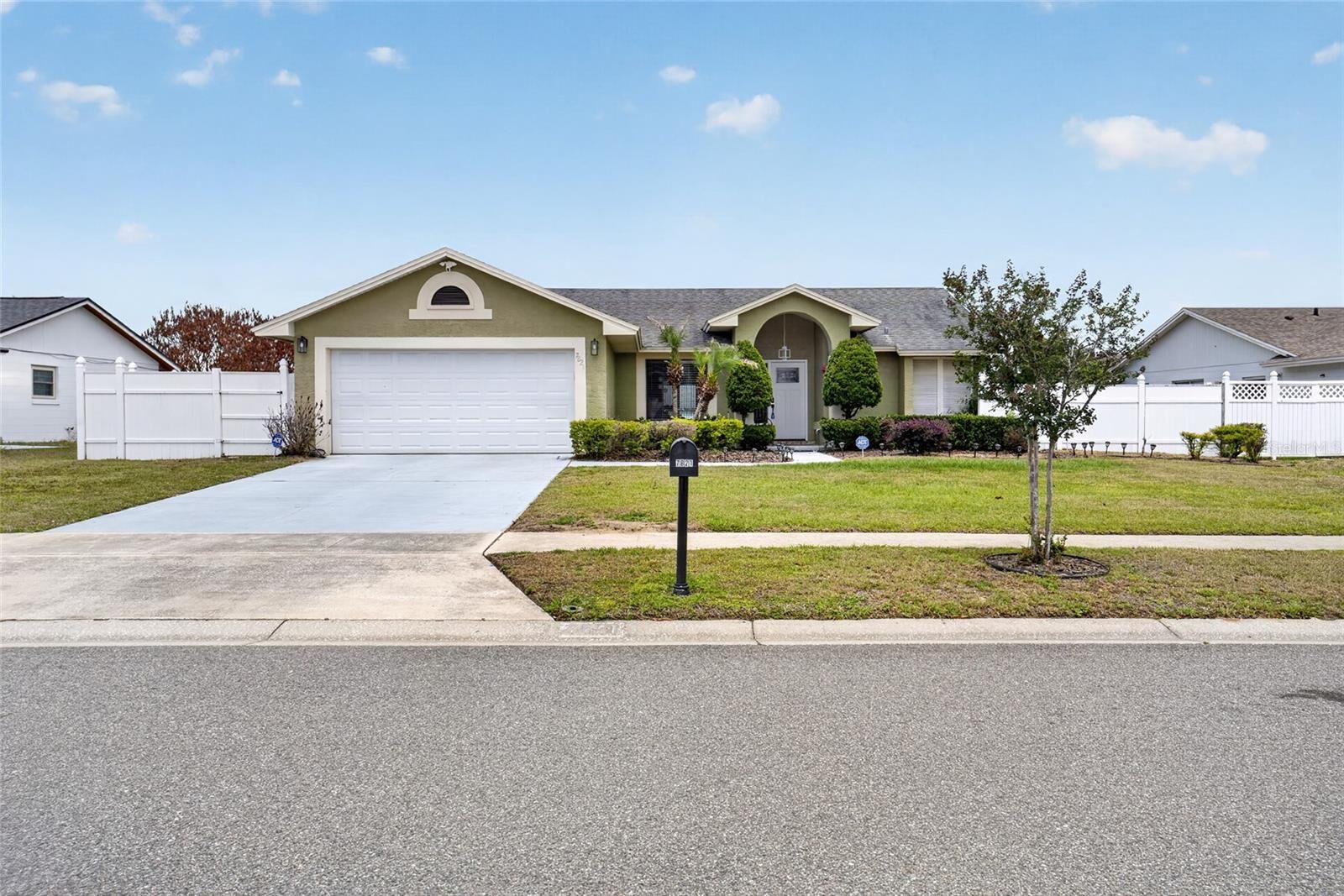 Property Photo: 7821 Killary Court FL 32835