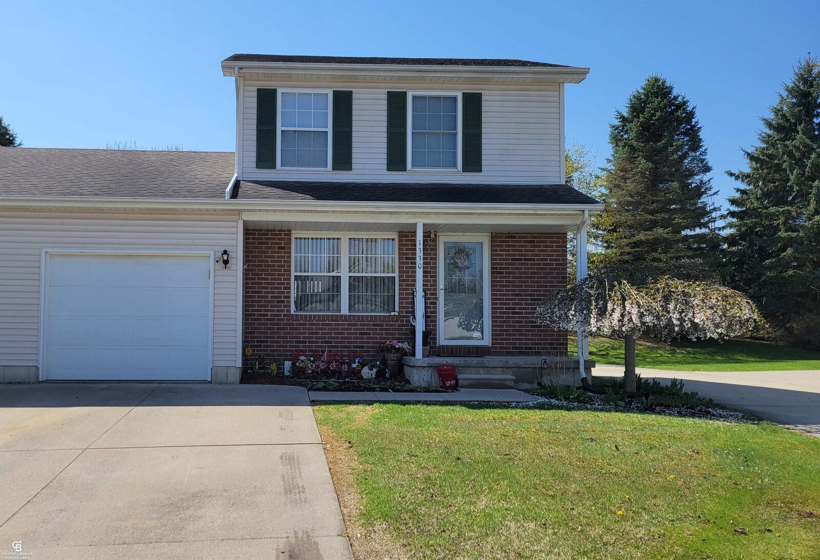Property Photo:  1330 Huron Boulevard  MI 48040-1257 