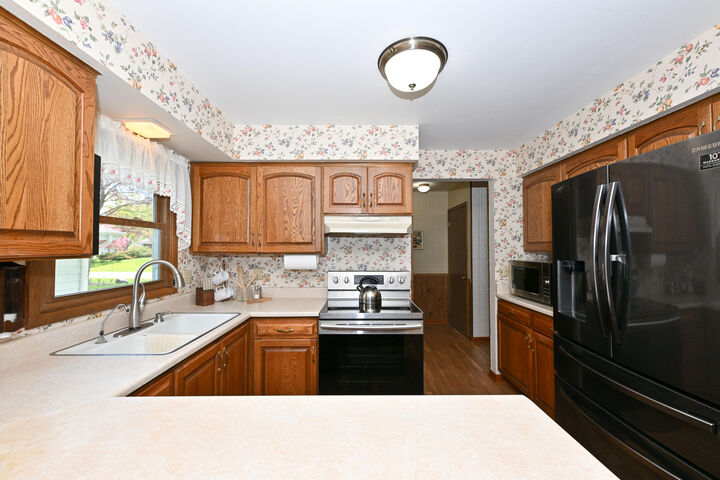 Property Photo:  2490 De Carlin Dr  WI 53045 