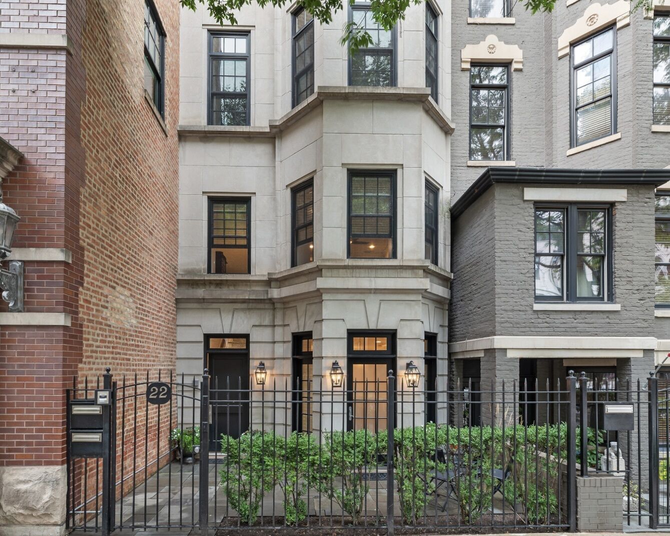 Property Photo:  22 E Division Street 1  IL 60610 