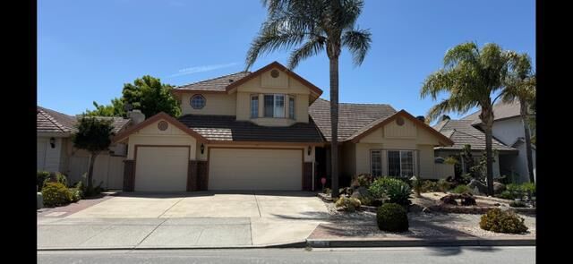 Property Photo:  