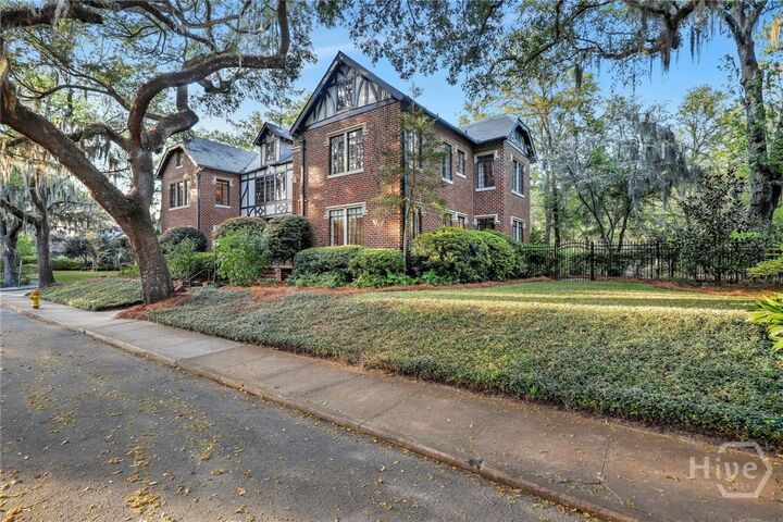 Property Photo: 302 E 46th Street GA 31405