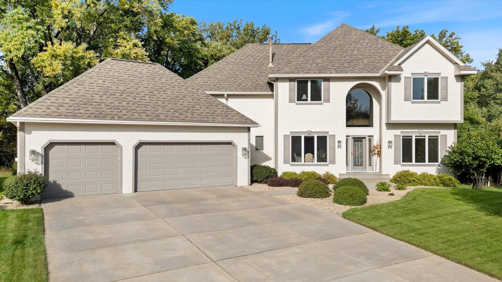Property Photo:  5605 Saint Albans Circle  MN 55126 