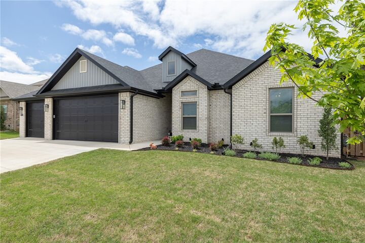 Property Photo:  1913 Salmon Street  AR 72751 