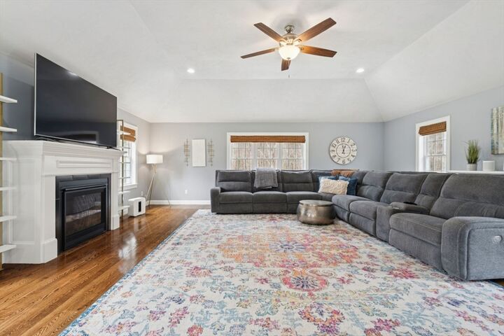 Property Photo:  93 Glenwood Pl Ext  MA 01543 