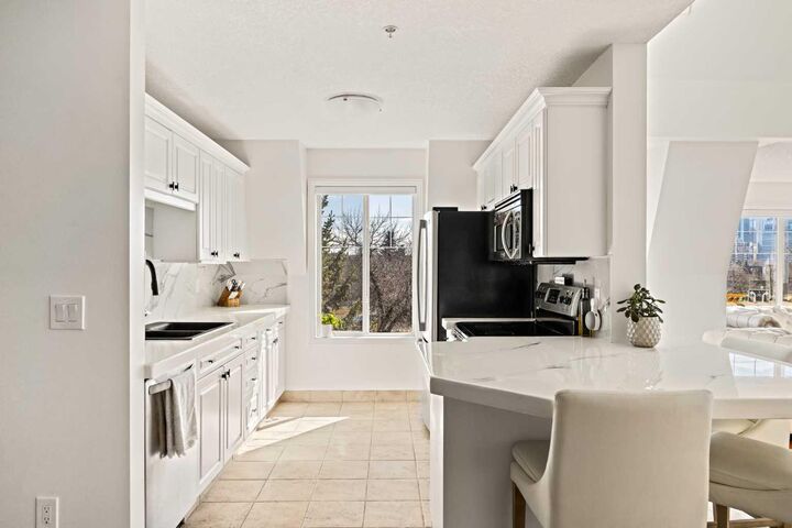 Property Photo: 1110 5 Avenue NW 305 AB T2N 0R6