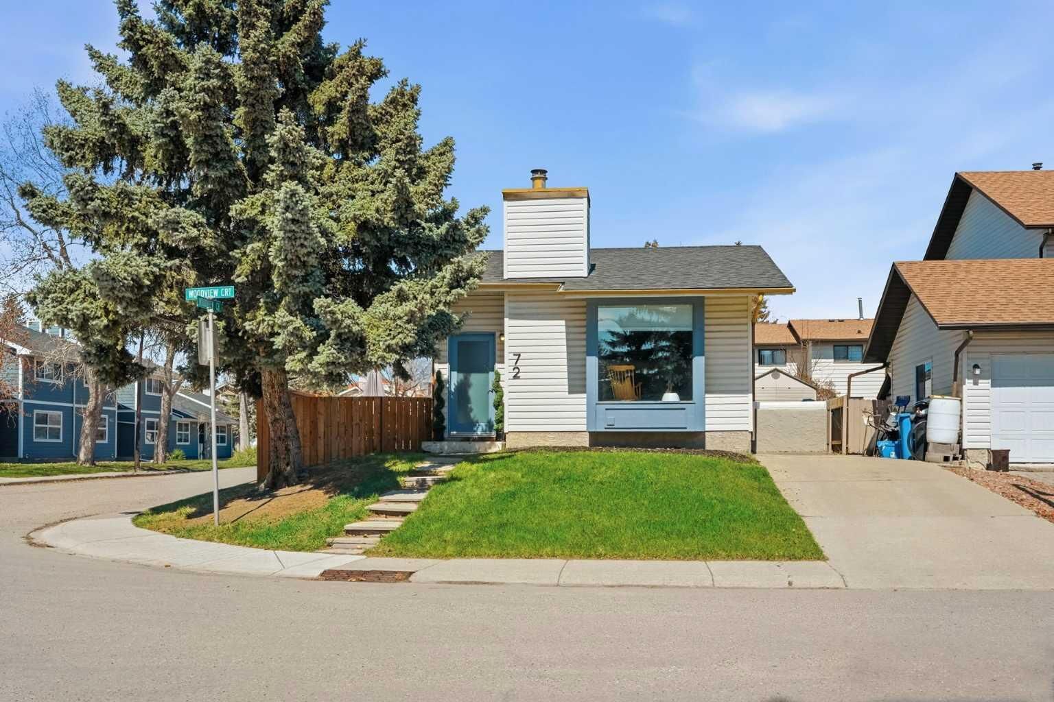 Property Photo:  72 Woodview Court SW  AB T2W 4X4 