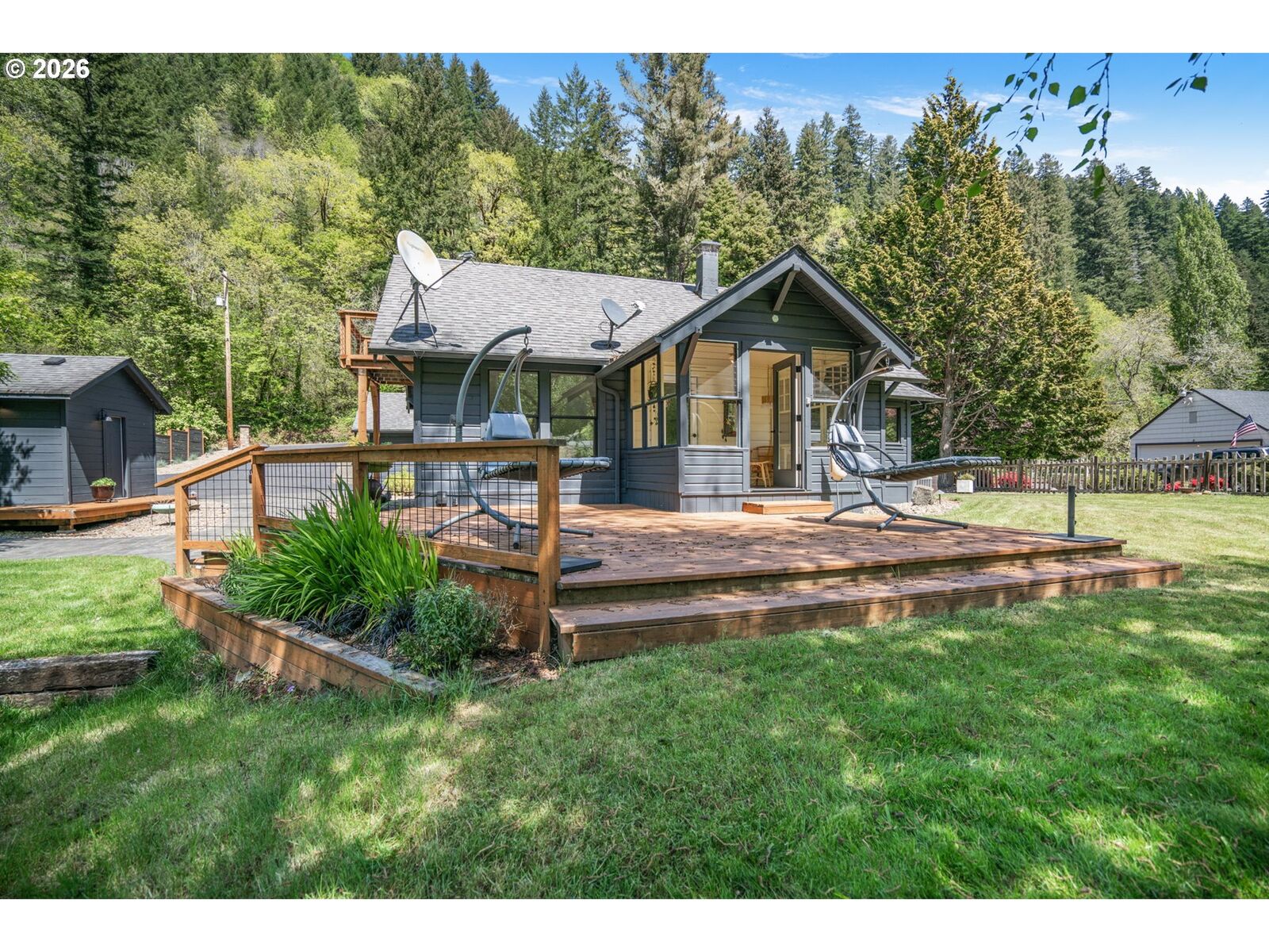 Property Photo: 11085 E Mapleton Rd OR 97453