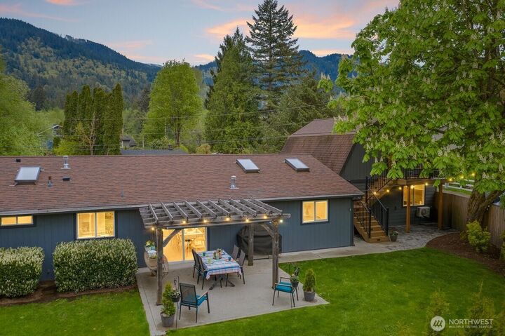 Property Photo:  1109  Lewis Lane SE  WA 98027 