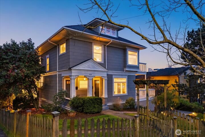 Property Photo:  920  4th Avenue N  WA 98109 