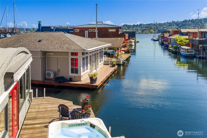 Property Photo:  2466  Westlake Avenue N 19  WA 98109 