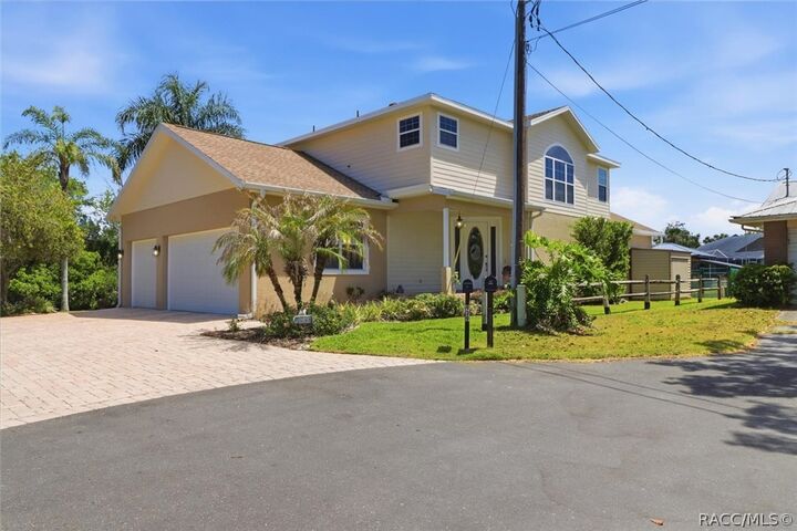 Property Photo:  939 SE 3rd Avenue  FL 34429 