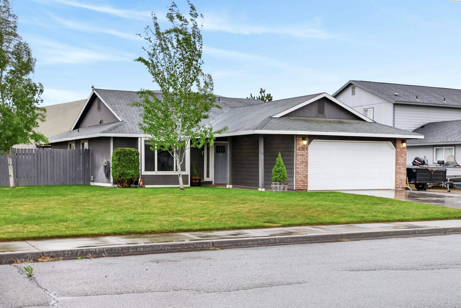 Property Photo:  5207 Holly Way  WA 99353 