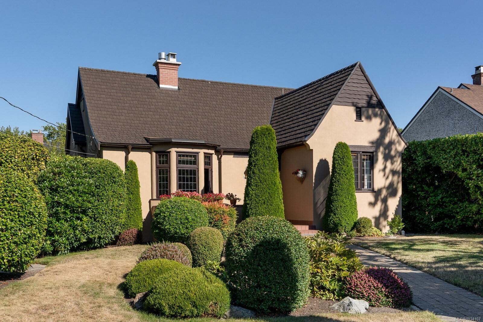 Property Photo:  671 Linkleas Ave  BC V8S 5C2 