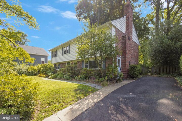 Property Photo:  1411 S West Street  VA 22046 