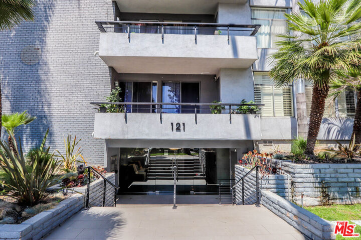 Property Photo:  121 S Palm Dr  CA 90212 