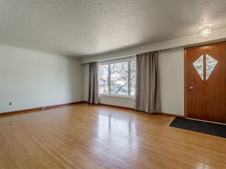 Property Photo:  120 Ridley Place  MB R2Y 1E6 