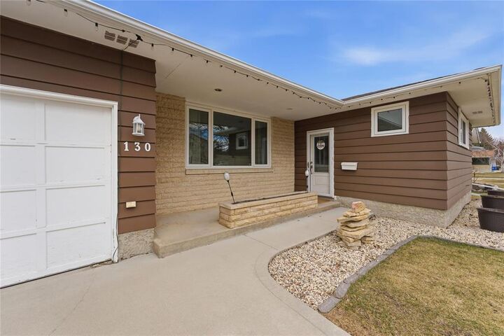 Property Photo:  130 Emerald Grove Drive  MB R3J 1H2 