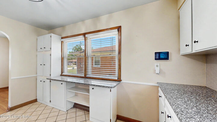 Property Photo:  4906 Paramount Dr  KY 40258 