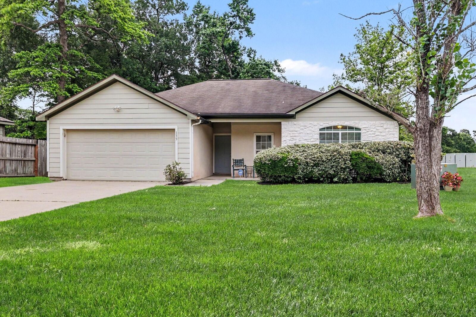 Property Photo:  135 Kellyn Oaks Drive  TX 77306 