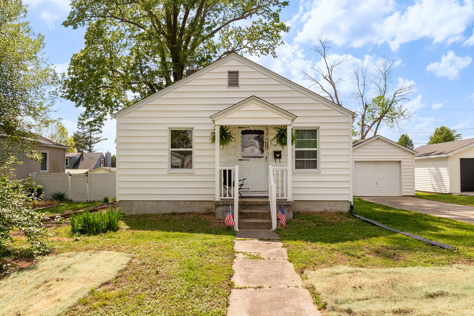 Property Photo:  318 S 3rd Street  IL 62959 
