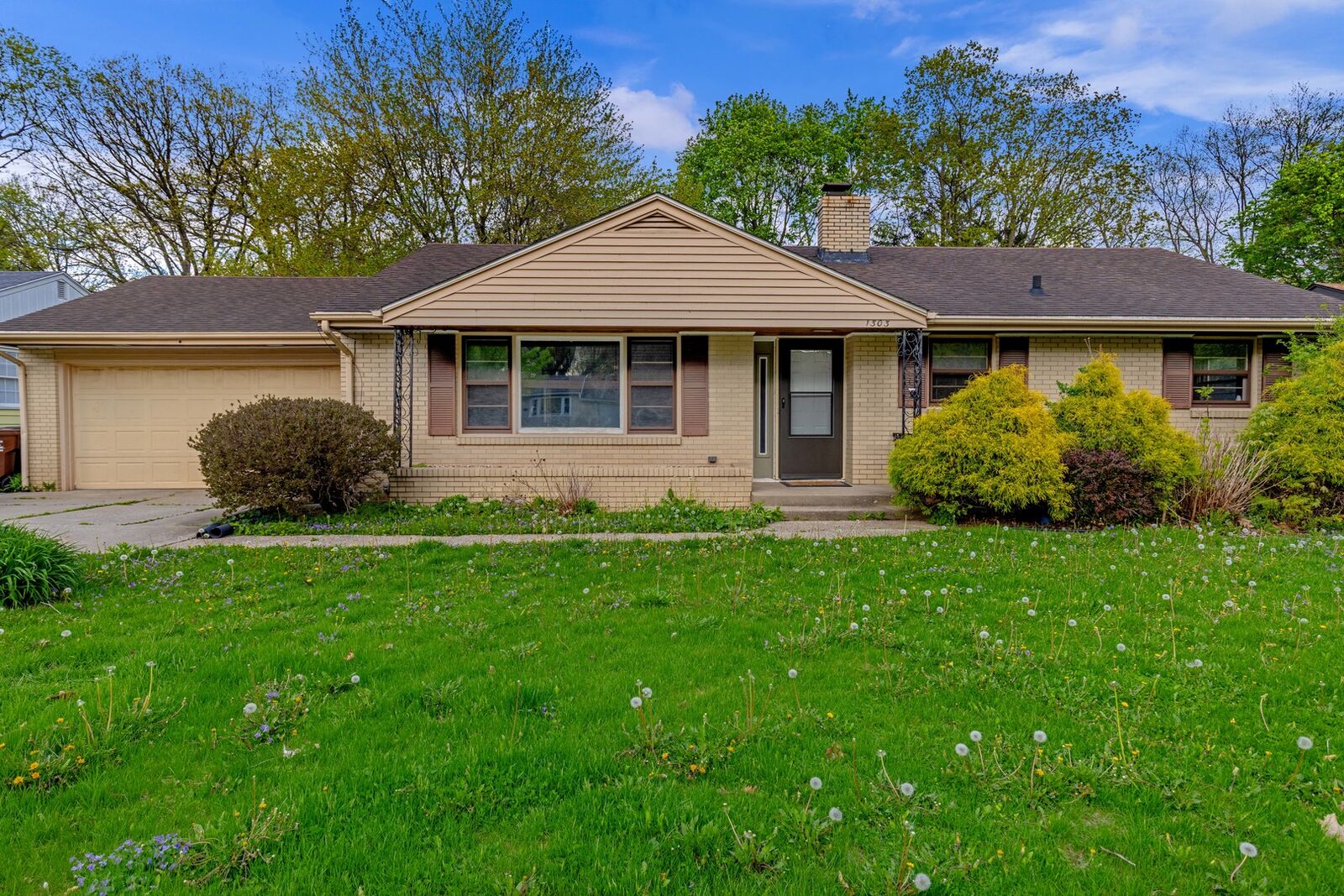 Property Photo:  1303 Roncevalles Avenue  IL 61107 