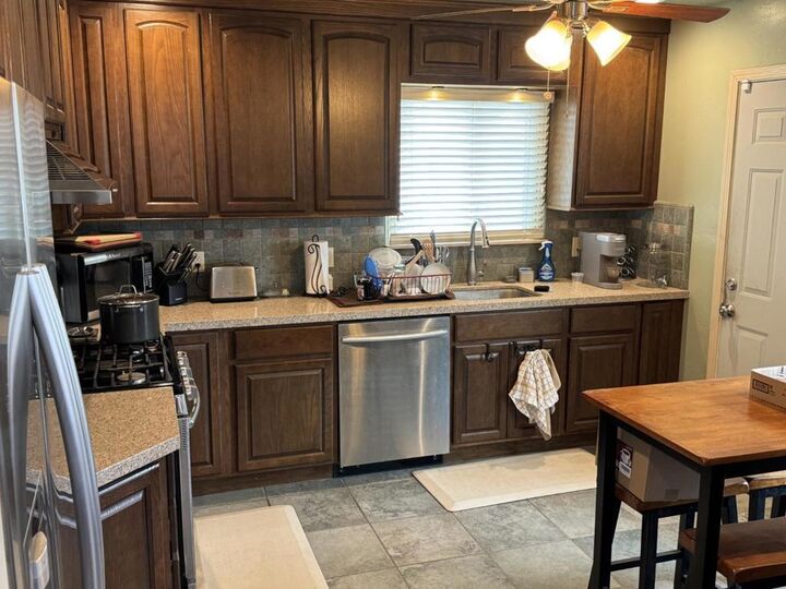 Property Photo:  