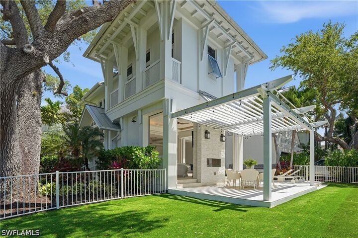 Property Photo:  685 2nd Street S  FL 34102 