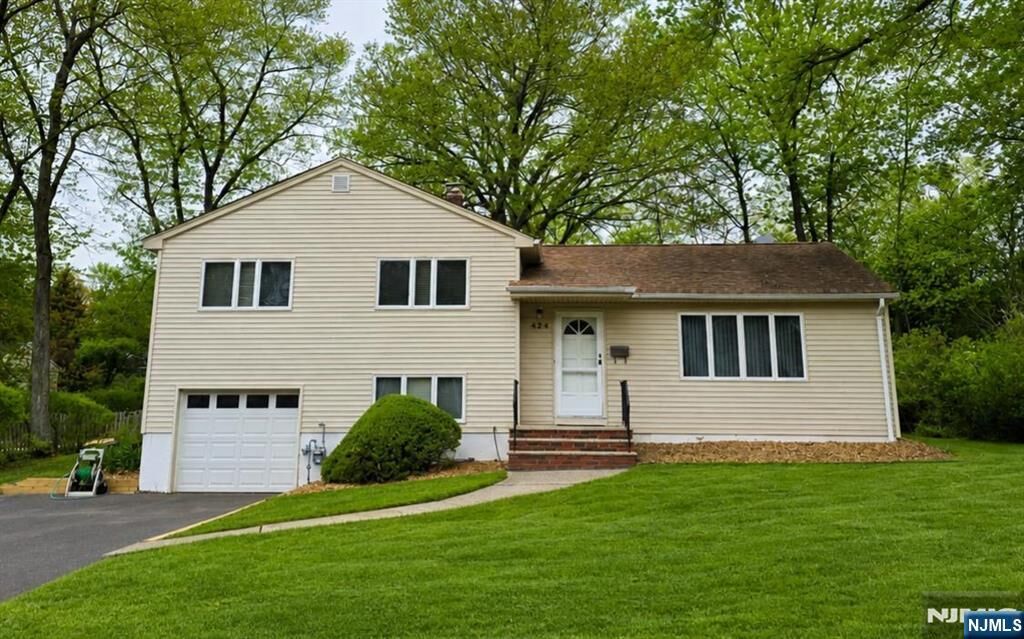 Property Photo:  424 Jefferson Street  NJ 07450 
